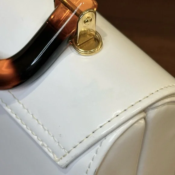 🌟HP🌟VTG 1970s-80s White Vinyl Structured Bag with Acrylic Tortoise Handle Chain - Picture 14 of 16
